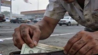 وجد محفظة مليئة بالمال… فسلّمها! ما حدث بعدها قلب حياته رأسًا على عقب 😳