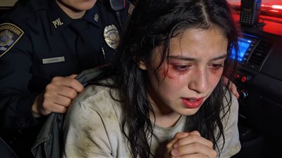 استأجرتُ شابًا ليقصّ العشب بينما كانت ابنتي خارج المنزل