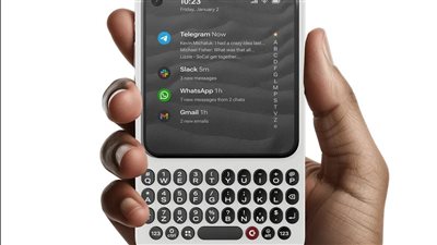 نظرة أولى على هاتف Clicks Communicator الجديد تكشف عودة لوحة المفاتيح الفيزيائية إلى الهواتف الذكية 