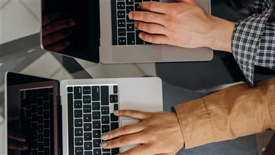 دراسة طبية حديثة تحذر من ارتفاع معدلات القلق المرتبط بالاستخدام المفرط للتكنولوجيا بين الشباب