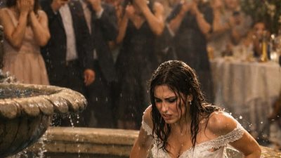 خلال حفل الزفاف دفع العرويس عروسته عمدا