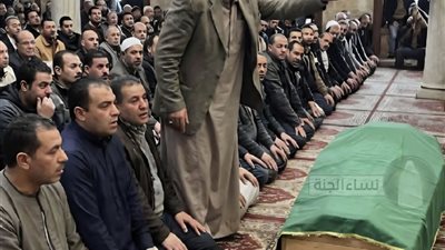 وقف داخل المسجد 