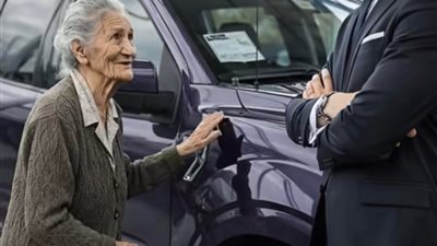 قالت امرأة مسنّة أريد شراء هذه السيارة، لكن البائع سخر منها